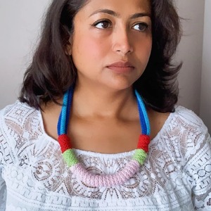 Collar de Tela con Colgante de Resina de Alta Calidad, Joyería Moderna para Mujer a Precio Accesible - Product Image 1