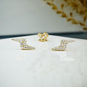 Pendiente de Oro Sólido de 14K con Diamante en Forma de Rayo, Diamante Cultivado en Laboratorio, Pendiente Elegante y Único para Mujer, Pieza Individual - Product Image 4