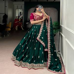 Ensemble Lehenga Choli en soie VASTRA COTTAGE avec broderie de paillettes et fils, double cancan, jupe ample, avec chemisier, tenue de mariée et de soirée - Product Image 3