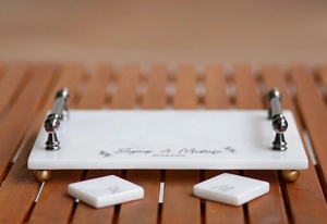 Bandeja rectangular personalizada de mármol de 11 pulgadas con asas y patas de latón, diseño de piedra veteadas de lujo, el mejor regalo para el Día de la Madre. - Product Image 2