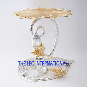 ฐานวางเค้กแต่งงานแบบชั้นเดียว ทำจากไม้และวัสดุโปร่งแสง พร้อมฝาครอบทรงโดม ฐานวางเค้กแต่งงานสุดหรู - Product Image 4