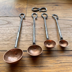 Ensemble de cuillères à mesurer en cuivre forgé à la main avec longues poignées noires, style vintage, outils de cuisine durables, cuillère à mesurer - Product Image 4