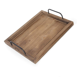 Bandeja para servir Rectangular de madera de pino natural de color quemado rústico para uso en comedor de hogar y restaurante con asas de metal al mejor precio - Product Image 2