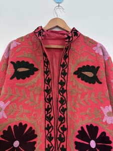 Chaqueta Suzani Unisex Bordada a Mano de Manga Larga, Fabricante de Chaquetas de Algodón Bordadas Suzani Hechas a Mano en India, Abrigo para Mujer - Product Image 3