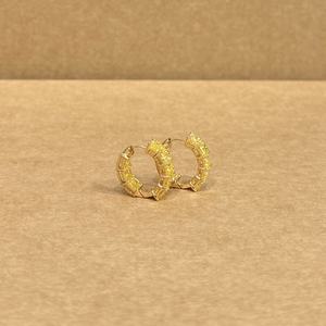 Boucles d'oreilles créoles dorées de créateur avec pierres jaunes étincelantes, bijoux tendance pour femmes, idéales pour les fêtes, les mariages et les tenues ethniques - Product Image 3