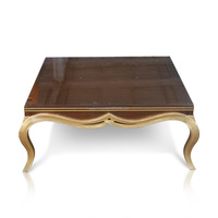 Table basse en acajou luxueuse avec des accents de feuille d'or