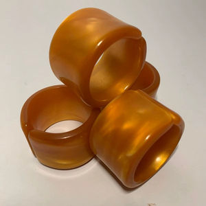 Juego de servilleteros de resina funcional para una organización de comedor ordenada que proporciona un accesorio de mesa práctico y decorativo - Product Image 1