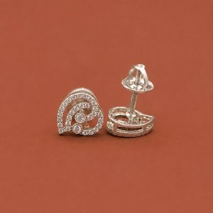 Élégantes boucles d'oreilles à clous en diamant incurvées avec un design pavé à double spirale - Product Image 4