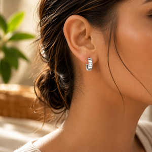 Pendientes de aro clásicos de plata de ley 925 con engaste de diamantes redondos para mujer, diseño geométrico para uso diario. - Product Image 3