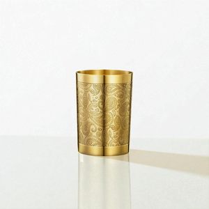 Juego de platos de latón grabado de primera calidad con cuencos de vidrio y cuchara para rituales diarios, regalos y uso tradicional en el templo del hogar. - Product Image 4