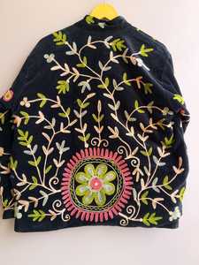 Cardigan de festival oversize, veste Suzani brodée à la main à motifs floraux, vêtement d'extérieur bohème d'inspiration vintage, manteau d'hiver artisanal et distinctif - Product Image 3