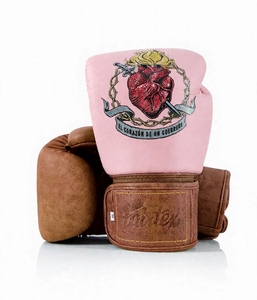Dernier modèle de gants de boxe en cuir Fairtex de couleur blanche, avec fermeture à boucle, antidérapants, sangle de poignet réglable pour les arts martiaux et le Muay Thai - Product Image 4