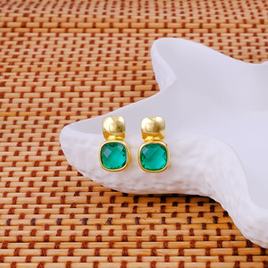 Boucles d'oreilles clous carrées en laiton plaqué or 18 carats avec apatite, style bohème délicat, pierre facettée faite à la main, pierre de naissance minimaliste pour femme - Product Image 5