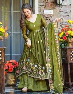 Ensemble de robe Anarkali en soie vert olive de qualité supérieure pour femmes, vêtements ethniques indiens traditionnels pour les fêtes, disponible à la vente - Product Image 1
