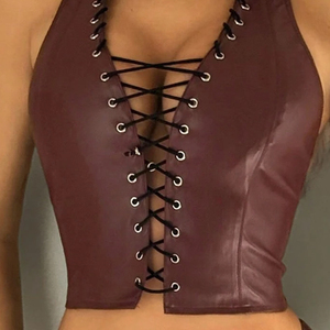 Conjunto de 2 Piezas para Mujer: Top Halter con Escote Profundo en V Color Borgoña y Shorts con Abertura Alta, en Cuero Sintético Marrón, Sexy, de Secado Rápido y Duradero - Product Image 6