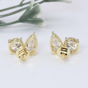 Boucles d'oreilles clous de luxe en or jaune avec deux diamants de laboratoire taille poire Toi et Moi Blanc D.E. Bijoux fins personnalisés pour femmes Color E - Product Image 4