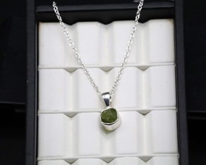 Collar con Colgante de Peridoto Natural en Bruto, Gema de Cristal Verde, Joyería de Plata Hecha a Mano, Piedra Curativa, Regalo Boho para Mujer - Product Image 6