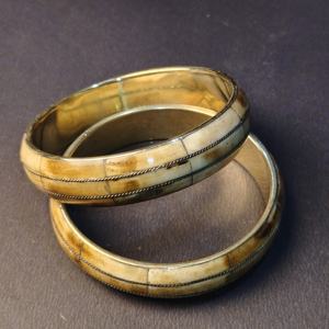 Brazaletes de Estilo Vintage Hechos a Mano con Incrustaciones de Hueso y Detalles de Alambre de Latón Trenzado – Joyería Étnica Tribal – Hueso Bovino Sostenible - Product Image 6