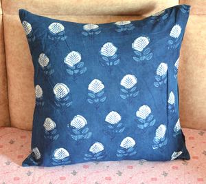 ปลอกหมอนอิงลายเรขาคณิตสีคราม ผ้าฝ้ายตกแต่ง - Product Image 1