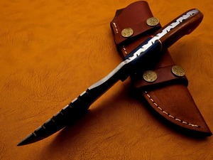 Cuchillo de Camping Personalizado Hecho a Mano con Borde Dentado, Acero de Damasco, Mango de Madera, Funda de Cuero, OEM/ODM Disponible - Product Image 3