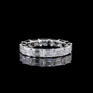 Anillo de Eternidad Horizontal Personalizado con Diamantes de Laboratorio de 4 Quilates, Certificado IGI, Corte Esmeralda, Montura Compartida de Platino y Oro de 14K, para Novia - Product Image 1