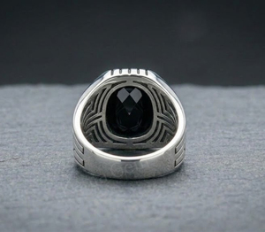 Anillo Unisex Minimalista Hecho a Mano con Bisel de Plata de Ley 925 y Piedra Preciosa de Ónix Negro Facetado en Forma Rectangular de 10x14 mm - Product Image 3