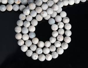 Piedras sueltas redondas de drusa blanca mate natural para la fabricación de joyas, pulseras, collares y manualidades DIY. - Product Image 2