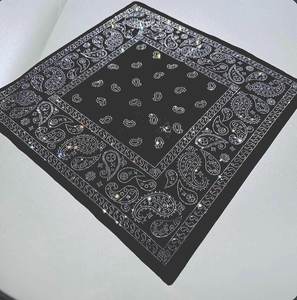 Foulards carrés en coton, polyester et soie à motifs floraux pour fêtes, vente en gros, couleurs et tailles personnalisables, respirants et écologiques - Product Image 1