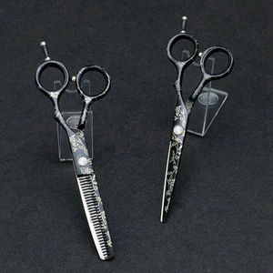 กรรไกรตัดผมระดับพรีเมียม OEM น้ำหนักเบา ด้ามจับยาง ใบมีดคม ใช้ซ้ำได้ ผลิตจากสแตนเลส สำหรับร้านเสริมสวยและร้านตัดผม - Product Image 3