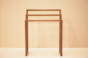 Porte-serviettes autoportant en teck massif au design moderne, léger et bien poncé, idéal pour salle de bain et hôtel - Product Image 2