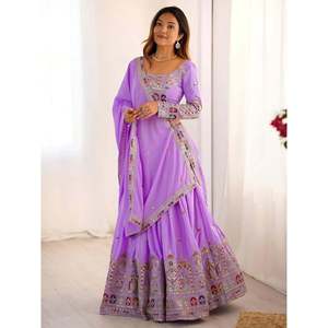 Lehenga Choli de Crepé con Lentejuelas Color Lavanda para Damas de Honor con Dupatta - Talla Grande, Estilo Vintage, Sin Tirantes, Satinado - Product Image 2