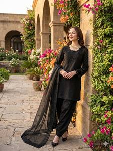 Costume ethnique en crêpe naturel de qualité supérieure avec dupatta brodée en soie organza - Product Image 5