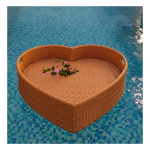 Plateau flottant en rotin avec motif de tressage naturel, idéal pour les piscines de complexes hôteliers, les zones de spa et la décoration. - Product Image 4