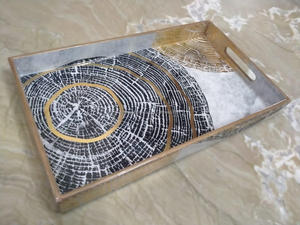 Plateaux en bois de résine de conception florale noire et blanche faits à la main - Product Image 6