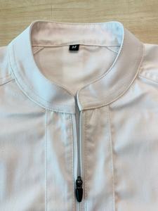 Abrigo de chef con cuello alto y cierre de cremallera resistente a las manchas y fácil de limpiar precio al por mayor uniforme de cocina profesional - Product Image 2