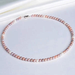 Collier de style parfum pour femmes, sensation haut de gamme avec des perles d'eau douce naturelles, chaîne de clavicule colorée en forme de bonbon - Product Image 1