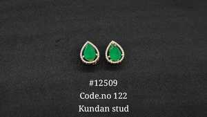 ต่างหูแบบติดหู 12509Kundan ชุบทอง ประดับมรกตทรงหยดน้ำ ดีไซน์ลายดอกไม้ ทำจากทองเหลือง เหมาะสำหรับงานแต่งงาน ของขวัญสำหรับงานปาร์ตี้ - Product Image 3