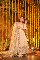 Aujourd'hui, nous présentons une nouvelle robe Anarkali de créateur, 3 pièces, en soie crêpe naturelle lourde avec sequins et broderies riches.