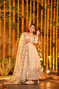 Hoy presentamos el nuevo vestido Anarkali de diseñador, de 3 piezas, en seda crepé natural pesada con lentejuelas y bordados elaborados. - Product Image 3