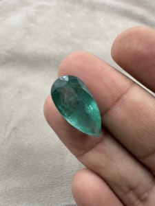 Esmeralda natural de gran tamaño, corte pera, piedra suelta de 13.48 quilates, verde pulido, para la elaboración de joyas. - Product Image 6