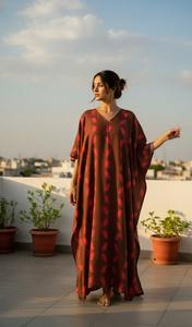 ชุดเดรสยาวแบบคาฟตันผ้าฝ้ายย้อมสีสไตล์โบฮีเมียนสั่งทำพิเศษ ซักได้ เป็นมิตรต่อสิ่งแวดล้อม คอวี พร้อมเชือกผูกสีตัดกัน สำหรับลูกค้าบูติก - Product Image 6