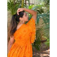 Style De Mison One-shoulder Bandhani oranje Georgette A-lijn maxi-jurk met elastische taille, handgetekende print, elegante 1-delige kleding