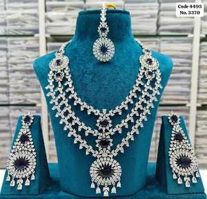 Elegante conjunto de collar nupcial en capas con detalles en azul zafiro y AD, con aretes y maang tikka para mujer - Product Image 2