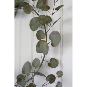 Trio de couronnes rustiques comprenant trois cadres en fil de fer ornés de feuilles d'eucalyptus texturées dans des tons vert, prune et or pour la décoration - Product Image 4