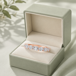 Sofisticado Corte Esmeralda con Diamantes Alternados Cultivados en Laboratorio |   Anillo de Plata de Ley Chapado en Oro de 18K con Certificación IGI Claridad VVS1-VS2 - Product Image 2