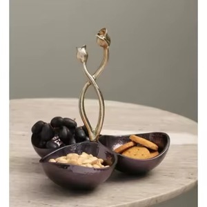 Bandeja Ovalada de Acero Inoxidable con Borde Floral Dorado, Ideal para Servir en Restaurantes y Eventos de Alta Cocina - Product Image 3