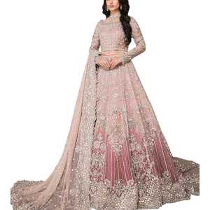 Robe de mariée rose en mousseline brodée, coupe princesse, à manches longues, col montant, longueur ras du sol, avec traîne cathédrale et perles brodées à la main - Product Image 1