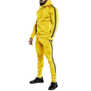 Survêtement personnalisé pour femme en molleton de coton léger, comprenant un sweat à capuche court et un pantalon de survêtement ample à rayures, avec patch brodé - Product Image 5