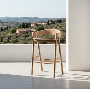 Chaise de bar Elmo Premium en teck massif, écologique, durable, avec accoudoirs fixes, finition naturelle, design contemporain minimaliste. - Product Image 2