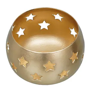 Un porte-bougie en métal bien conçu peut servir de centre de table discret pour des réunions intimes, fabriqué par KHOOSI OVERSEAS. - Product Image 1